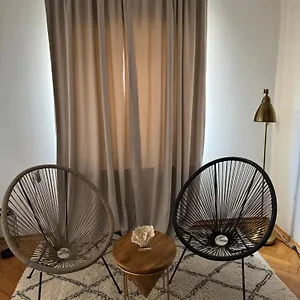 Leone Apartments With Free Parking Apartment